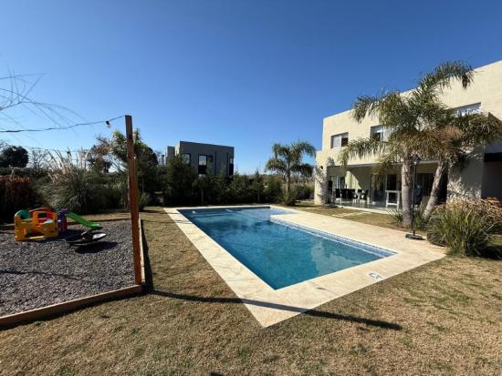 Impecable Casa en Santa Lucia - Pilar del Este 