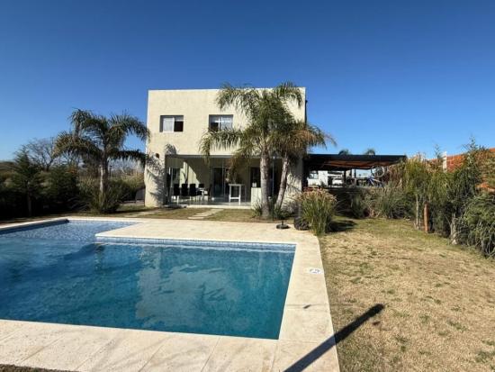 Impecable Casa en Santa Lucia - Pilar del Este 