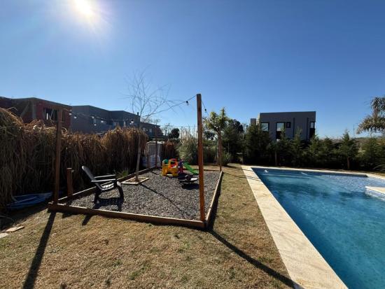 Impecable Casa en Santa Lucia - Pilar del Este 