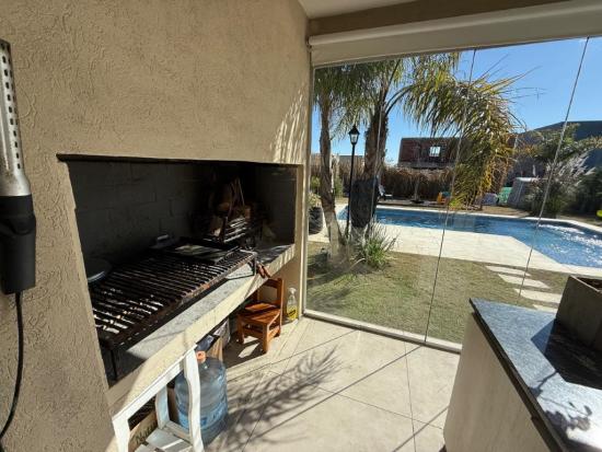 Impecable Casa en Santa Lucia - Pilar del Este 