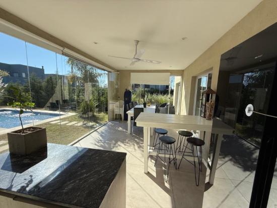 Impecable Casa en Santa Lucia - Pilar del Este 